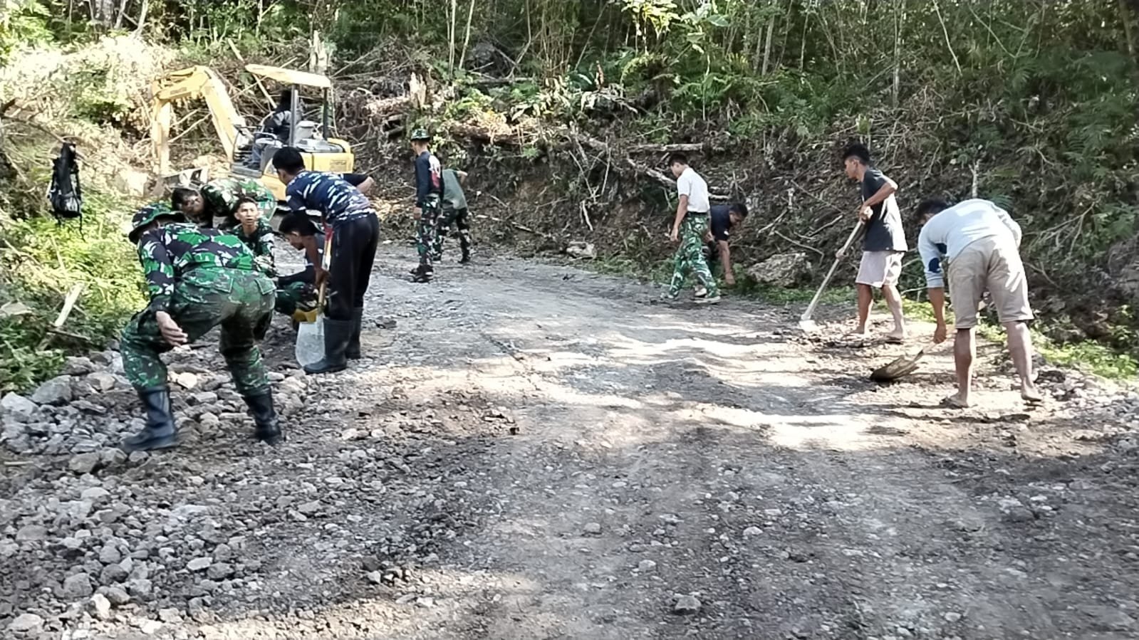 Satgas TMMD dan Warga Samaenre Ratakan Jalan, Dorong Mobilitas Lokal