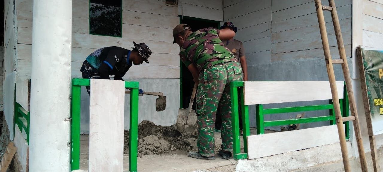 Pengecoran Teras Rumah Demmang Menjadi Bukti Gotong Royong di Patukku