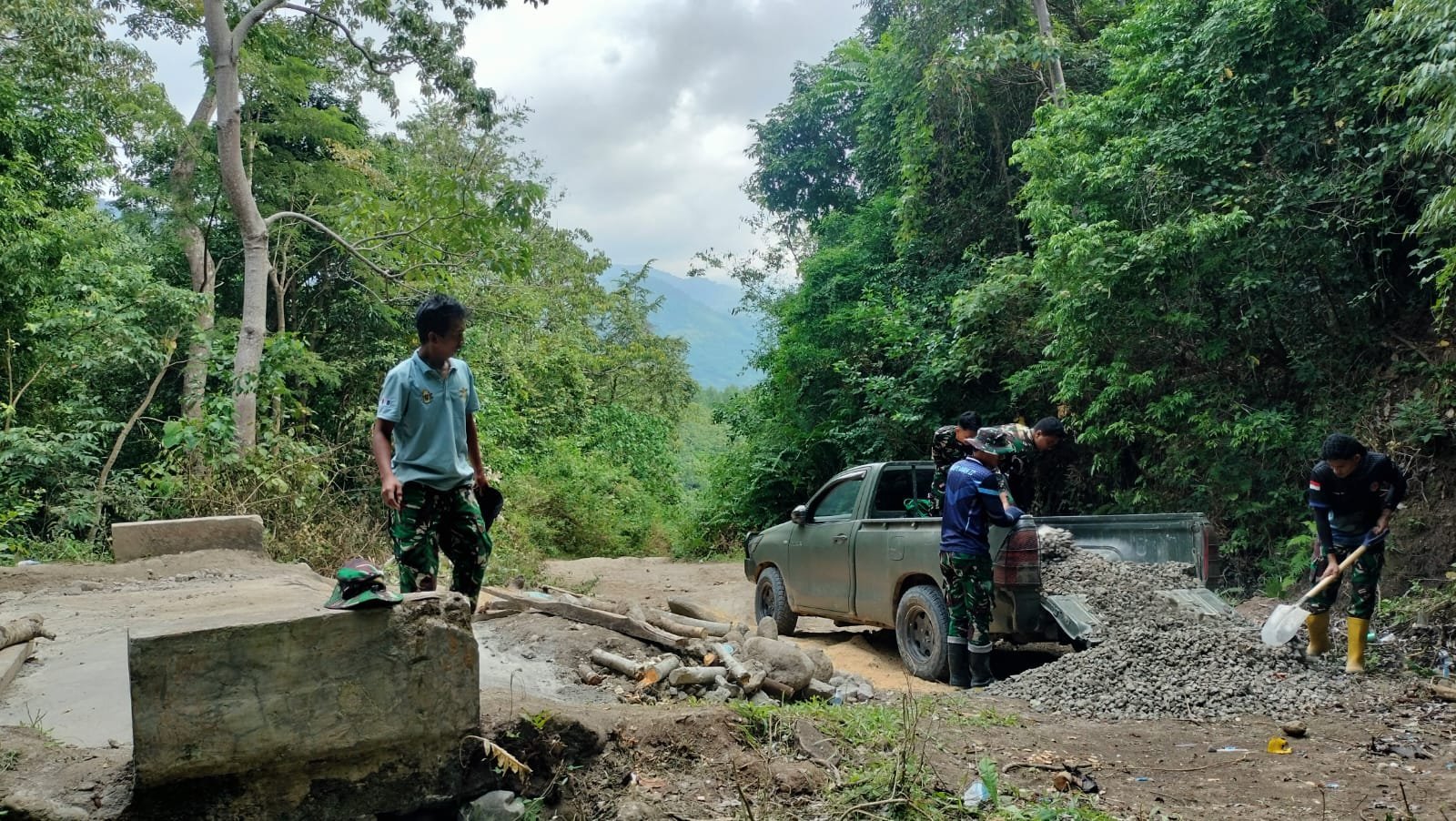 Antisipasi Hambatan, Satgas TMMD Pastikan Pengiriman Material ke Titik 4 Lancar