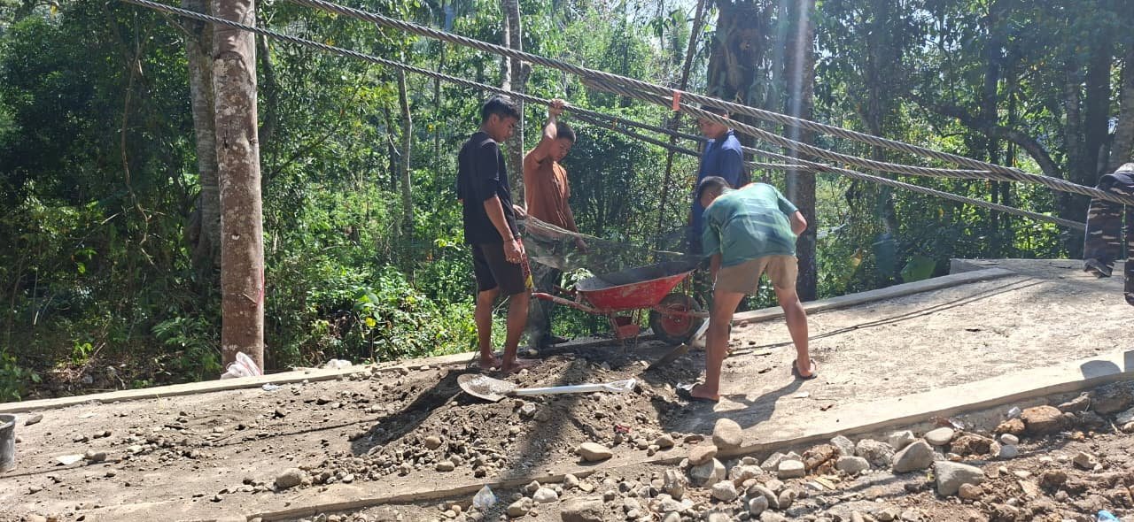 Prajurit dan Warga Sempurnakan Pondasi Jembatan Gantung di Pattuku