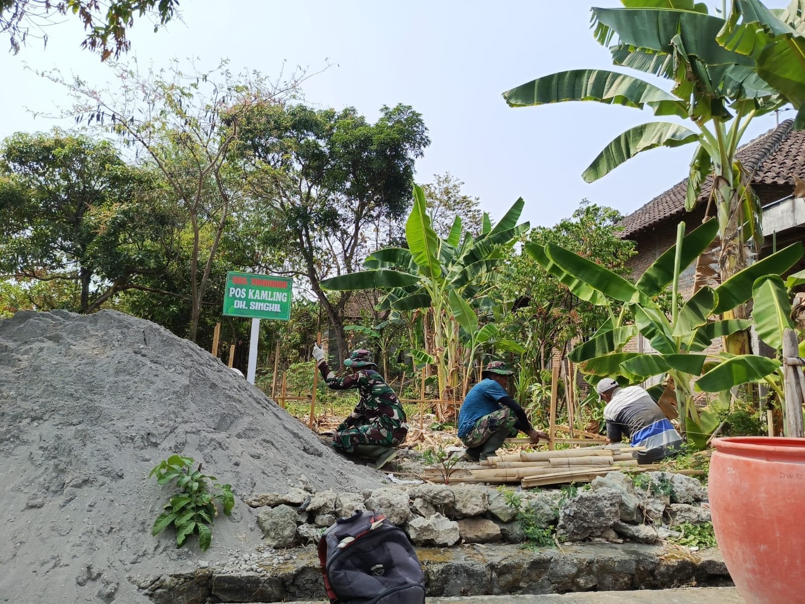 Satgas TMMD 129 Kodim 0726/Sukoharjo Bersama Warga Dirikan Pos KAMLING