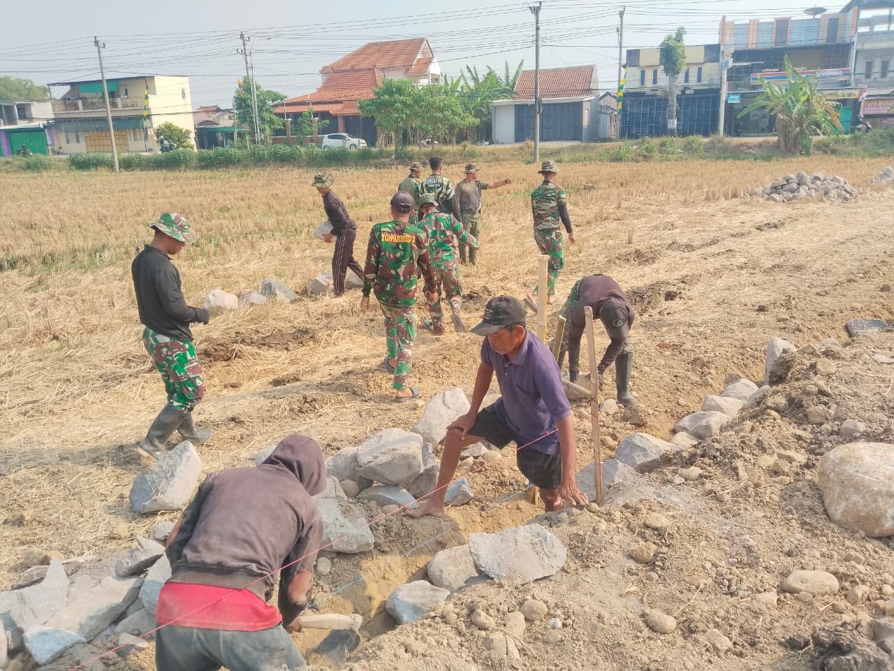 Kolaborasi Angkut Material Jaga Ritme Pembangunan Talud TMMD Sukoharjo