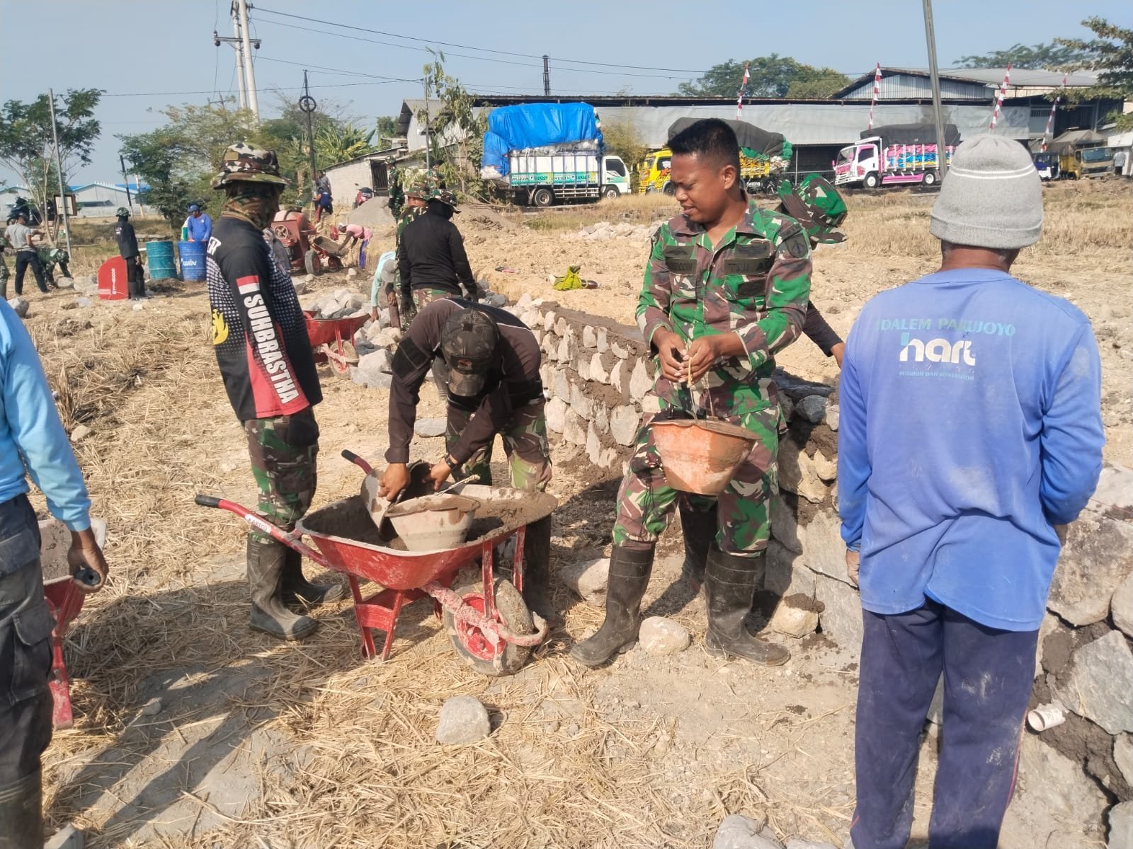 Talud Penahan Erosi Dibangun di Parangjoro oleh TNI dan Warga