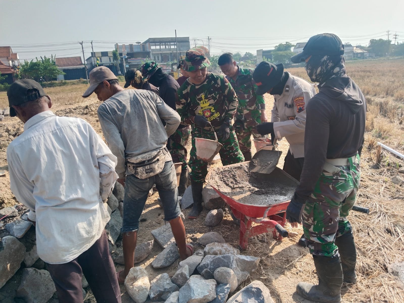 Prajurit dan Warga Bahu-membahu Mendirikan Talud di Sawah Parangjoro