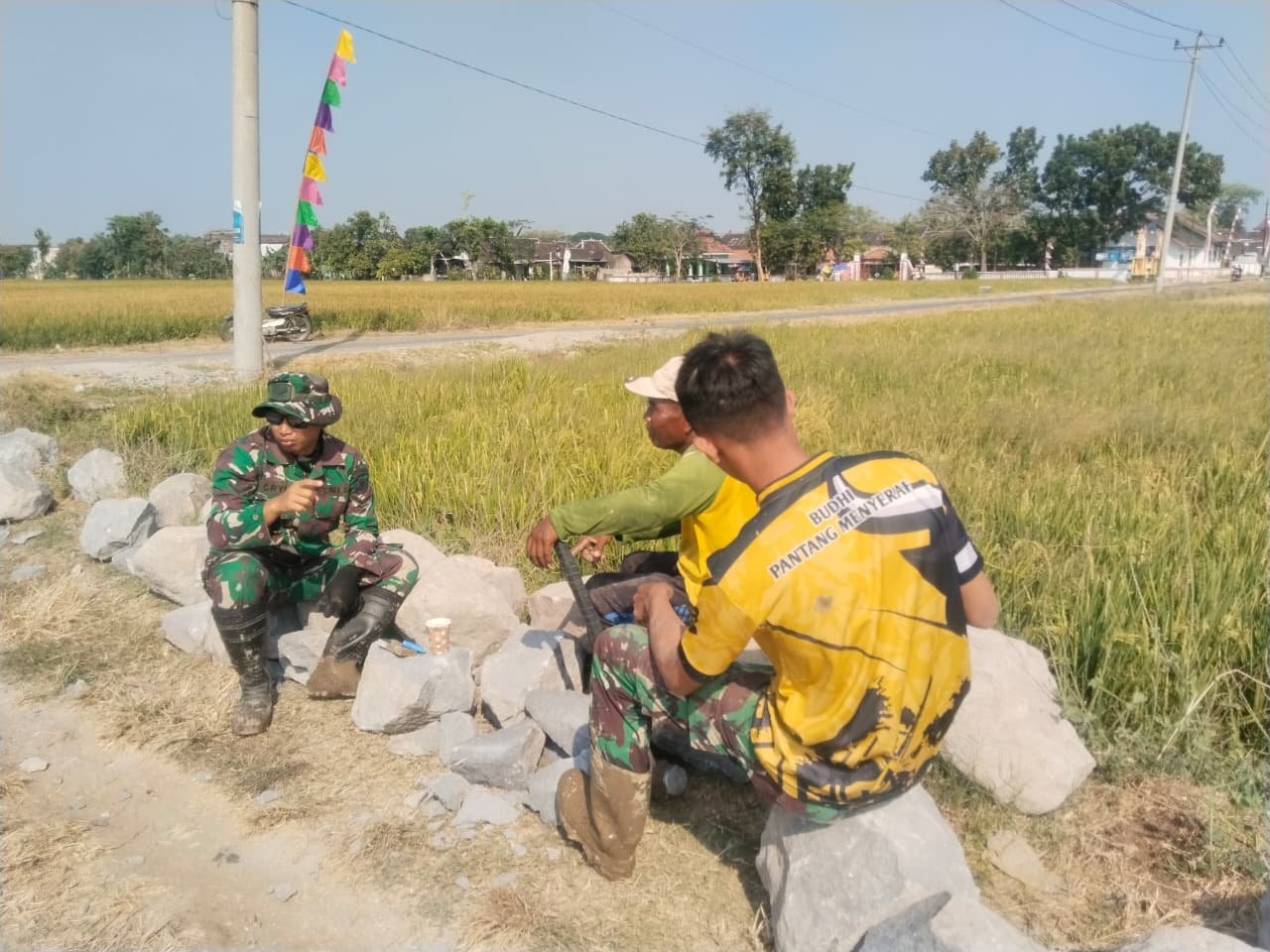 Ngobrol Ringan di Sawah Pererat Kemanunggalan Warga dan Satgas TMMD Parangjoro