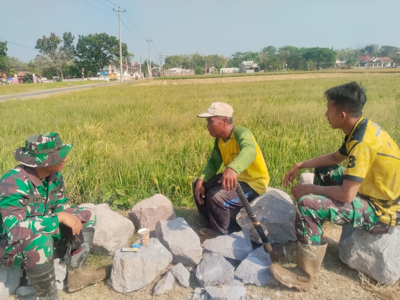 Obrolan Ringan di Lokasi TMMD Dorong Keterlibatan Warga Parangjoro