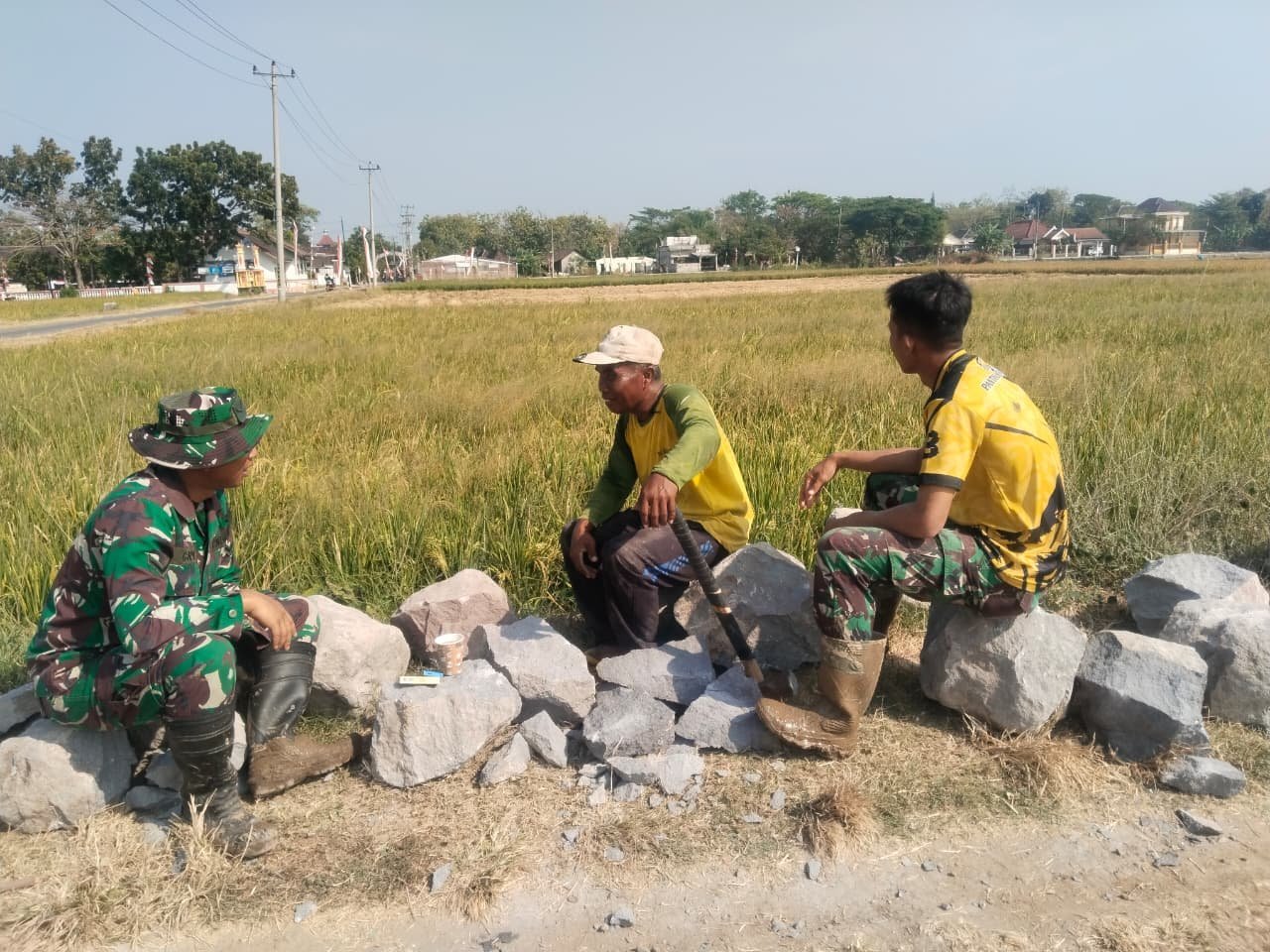 Sore di Parangjoro: Warga dan Prajurit Berbagi Cerita Tanpa Panggung