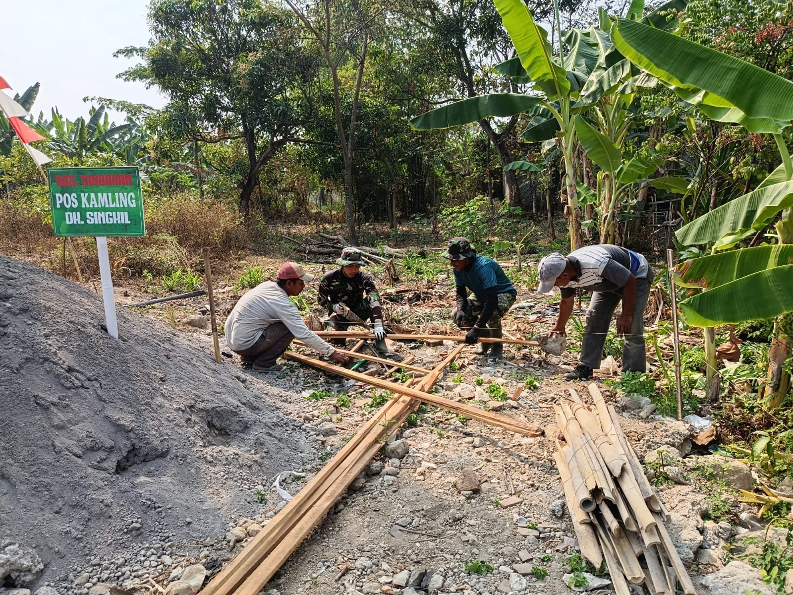 Warga dan TNI Bangun Pos Kamling di Parangjoro, Tingkatkan Keamanan Ronda