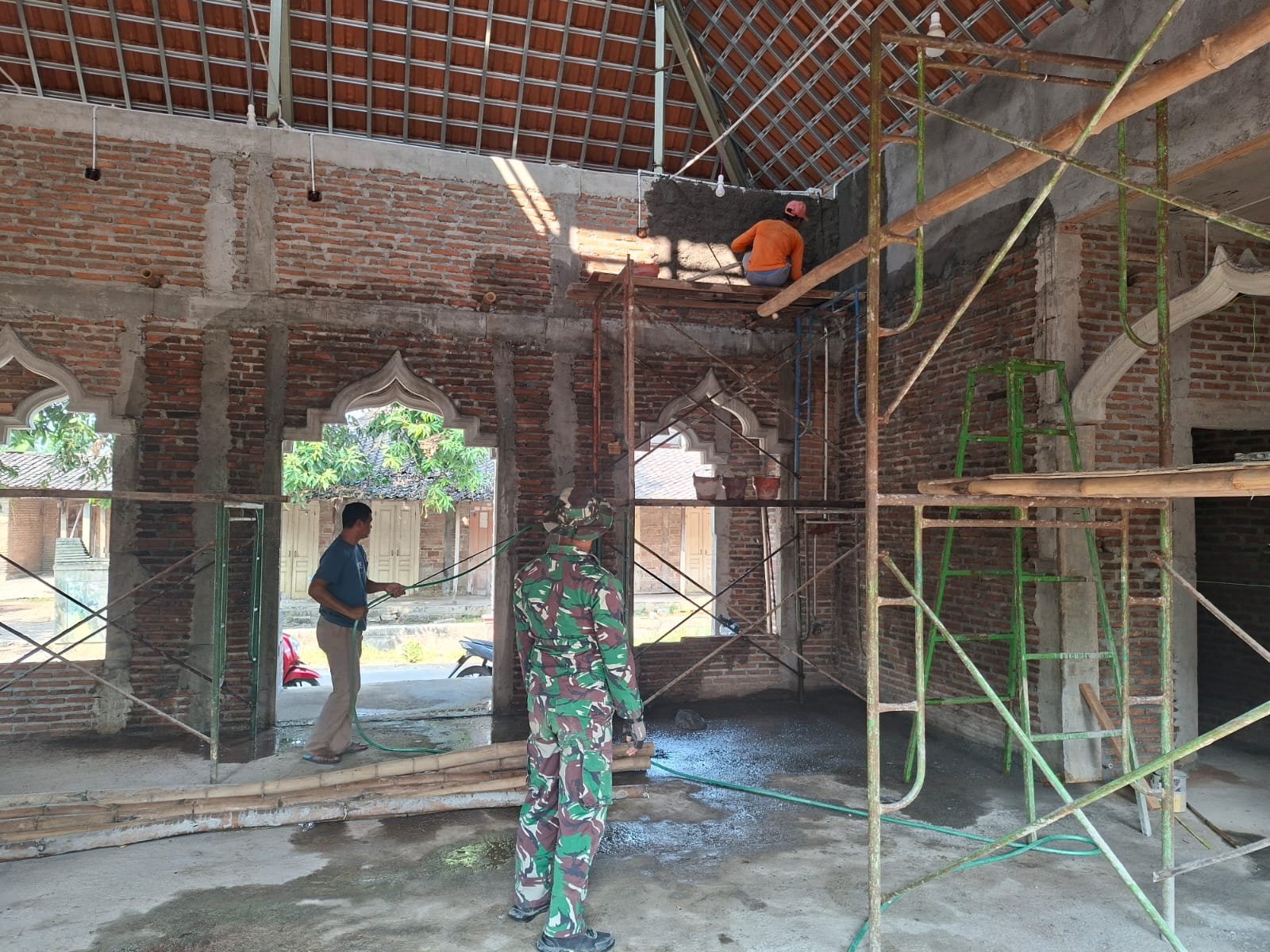 TMMD Reguler ke-129 dan Warga Rampungkan Penyelesaian Masjid Al Mubaroq
