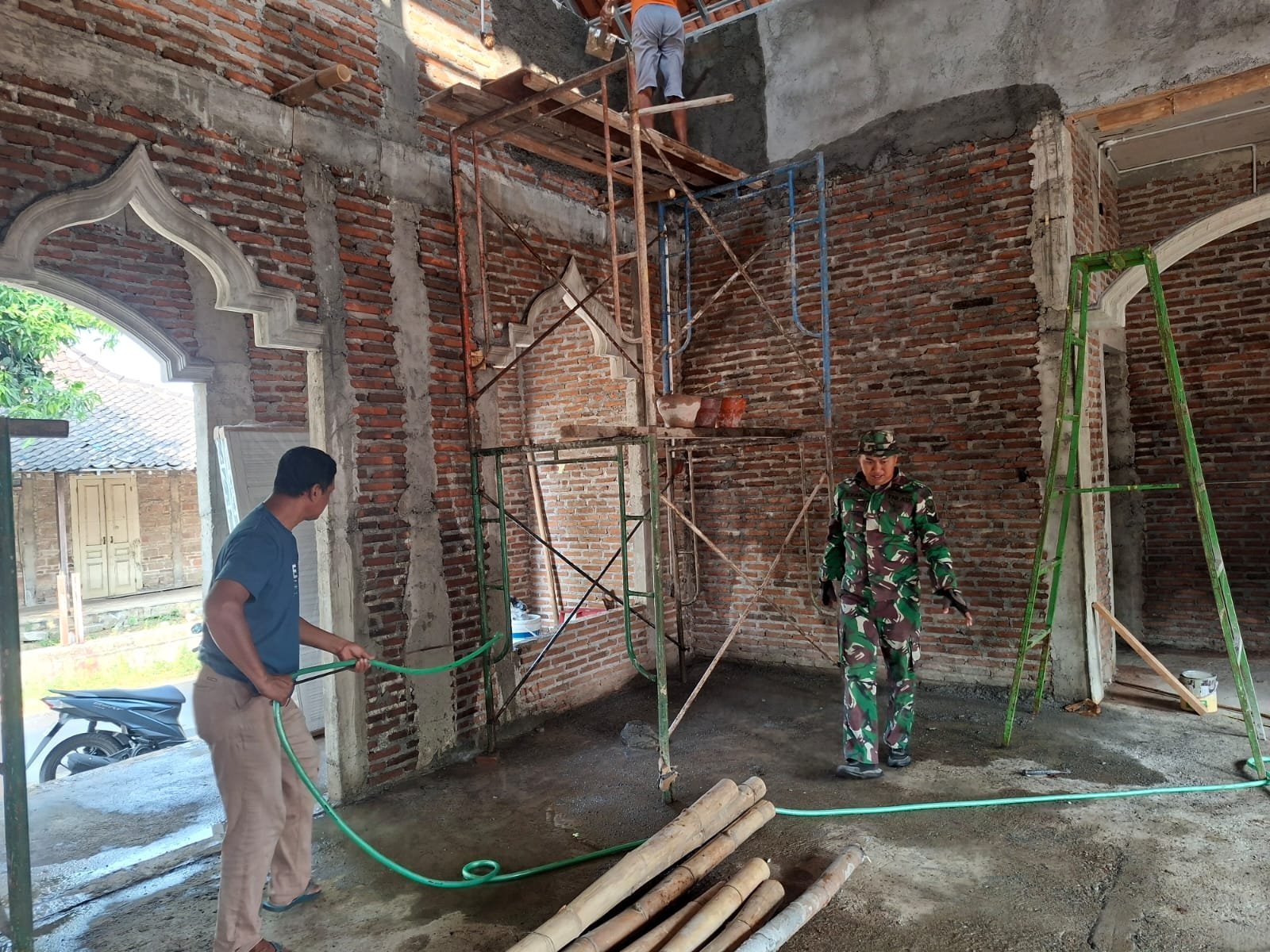Plesteran dan Pemasangan Genteng Masjid Al Mubaroq Dilakukan Bersama Warga di Sukoharjo