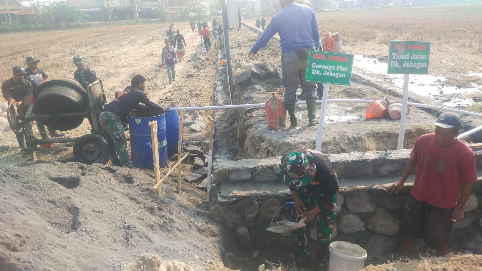 Program TMMD 129 Kodim 0726 Perkuat Jalan Desa Parang Joro dengan Talud