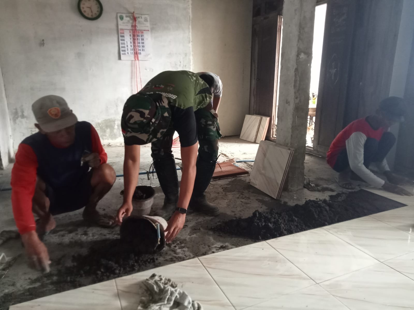 TMMD Rehabilitasi Rumah Subani, Warga Parangjoro Turut Serta