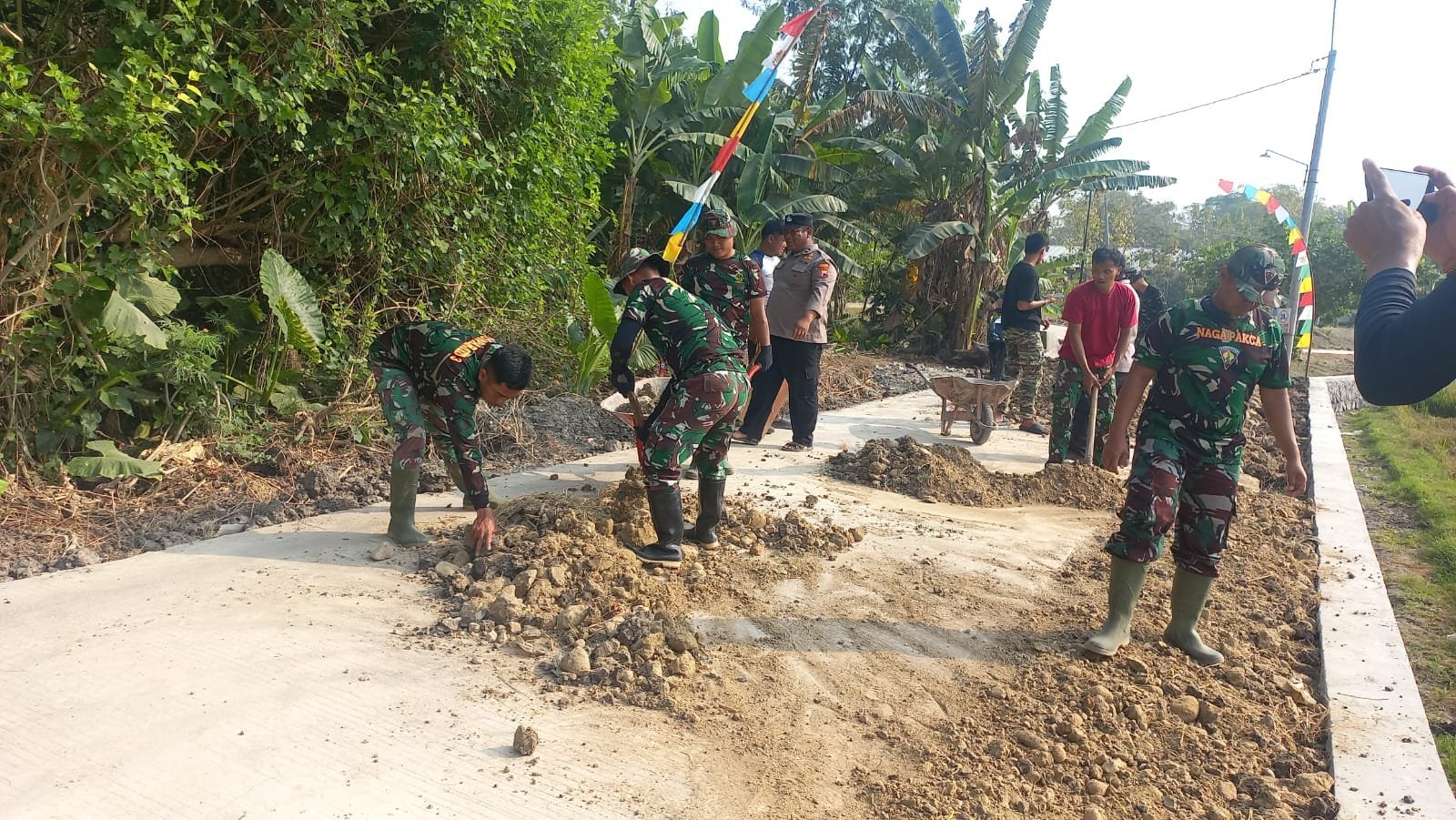Perataan Tanah di Parangjoro Dilakukan Tanpa Alat Berat oleh Warga dan Satgas TMMD
