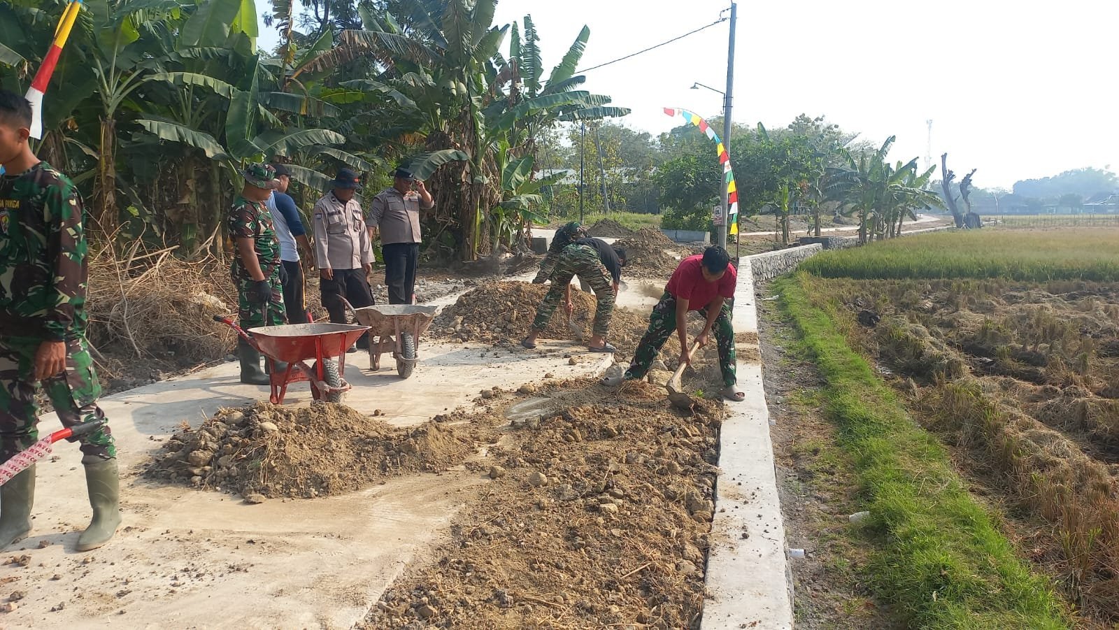 Tanah Jalan Parangjoro Diratakan, Satgas TMMD dan Warga Bekerja Sama