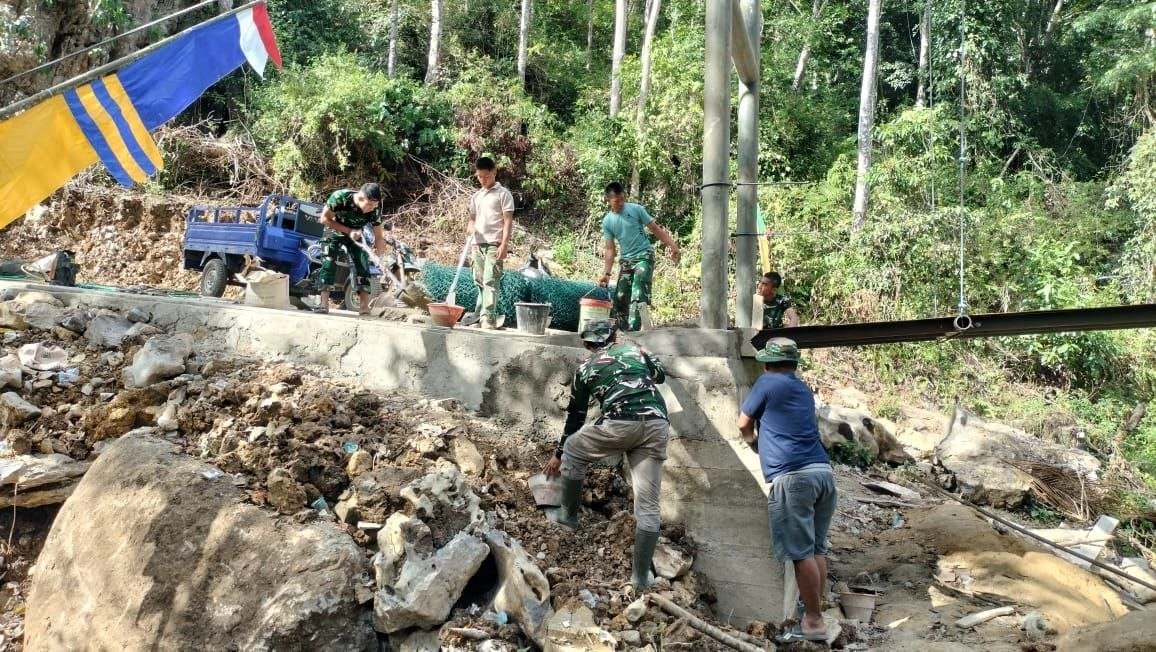 Plesteran Pondasi Dimatangkan untuk Menopang Jembatan Pattuku