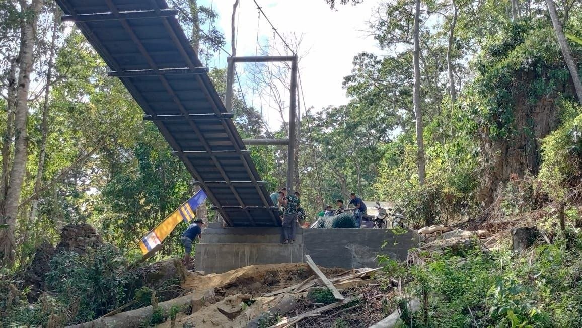 Plesteran Pondasi Jembatan Gantung Penghubung Pattuku-Lemo Dilanjutkan oleh Satgas TMMD
