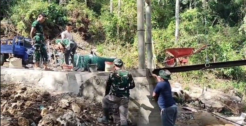 Satgas TMMD Genjot Plesteran Pondasi Jembatan Gantung di Desa Pattuku