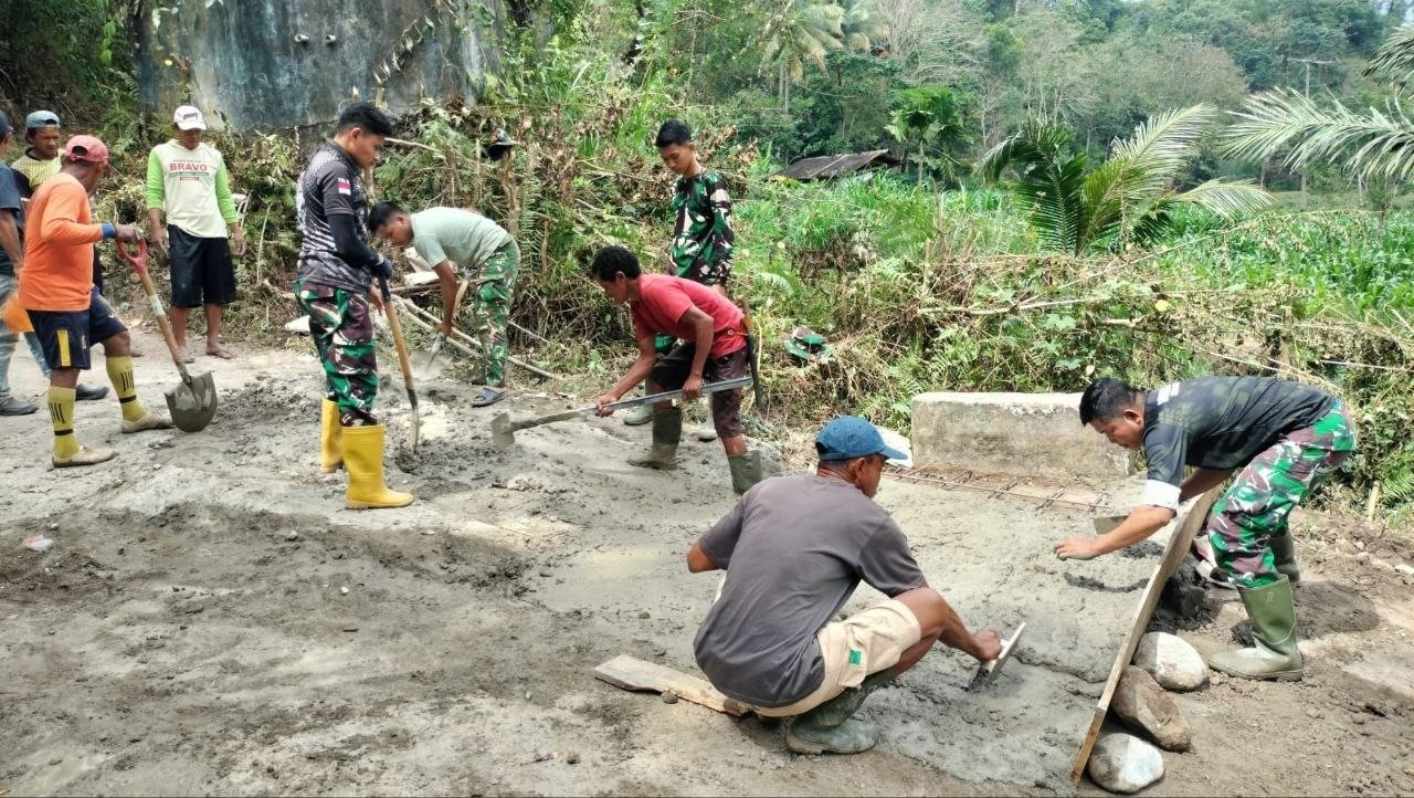 Gotong Royong Perbaiki Dekker di Jawi-Jawi Dijalankan Satgas TMMD