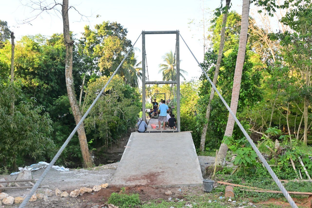 Satgas TMMD Ke-129 Lakukan Penyempurnaan Jembatan Gantung di Tadang Palie
