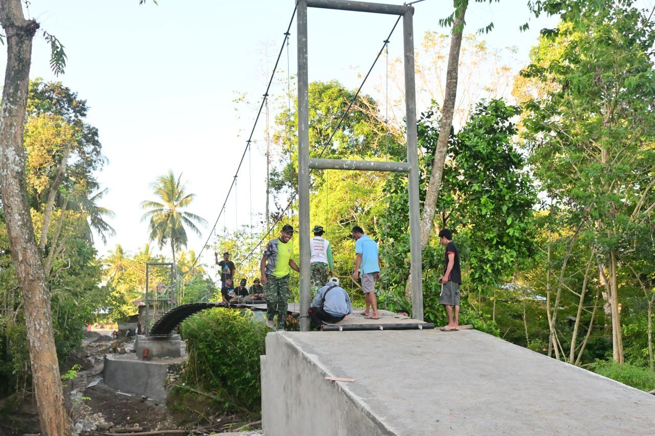 TMMD 129 Kodim 1407/Bone Perkuat Jembatan Gantung di Tadang Palie