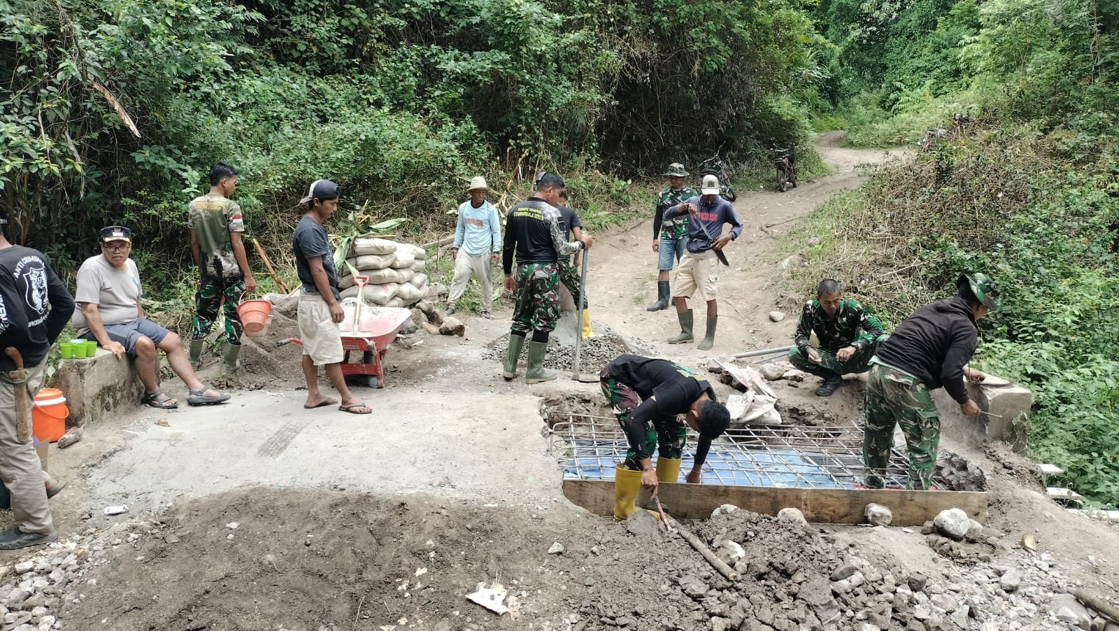 Lanjutan Rehabilitasi Dekker di Titik 4 Dusun Jawi-Jawi oleh Satgas TMMD