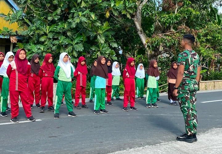 Siswa Sibulue Dipandu Koptu Agus Nawang Latihan Baris di Lokasi TMMD ke-129