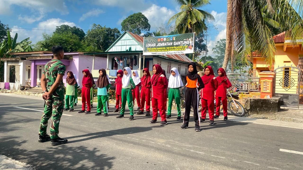 Koptu Agus Nawang Dampingi Latihan Siswa di TMMD Sibulue Menjelang HUT RI