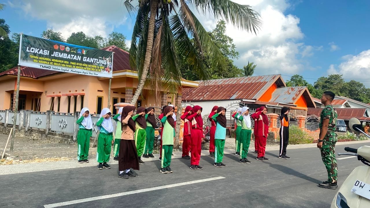 Pelajar Sibulue Diajarkan Baris-Berbaris oleh Koptu Agus Nawang Jelang HUT ke-81 RI