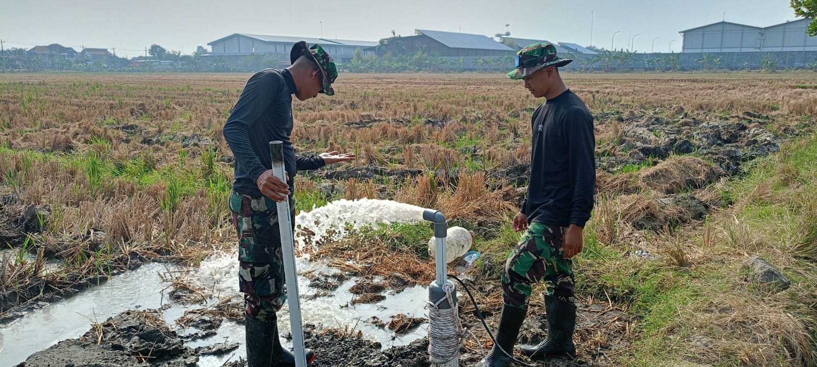 Pemompaan Air dari Sumur Bor TMMD 129 Diharap Dongkrak Hasil Panen Parangjoro