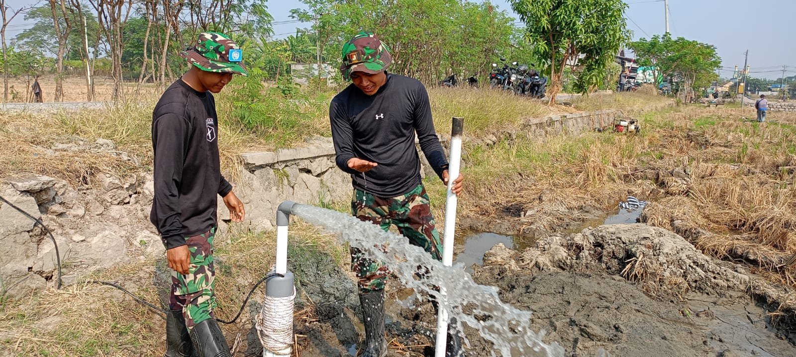 TMMD Reguler ke-129 Bangun Sumur Bor Perpompaan untuk Pertanian Parangjoro