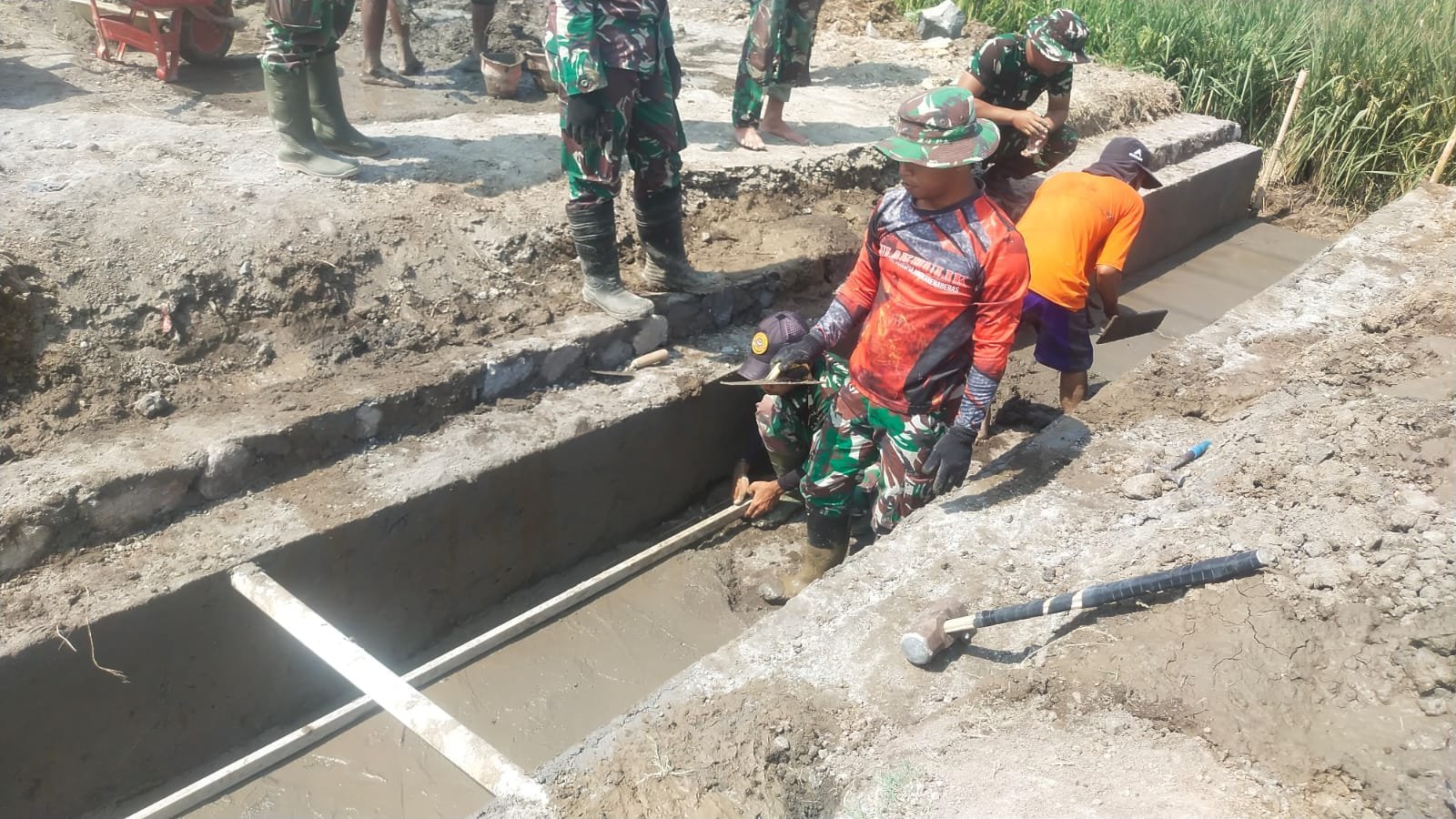 TMMD Kodim 0726/Sukoharjo: Warga Parang Joro Terlibat dalam Pengacian Gorong-Gorong