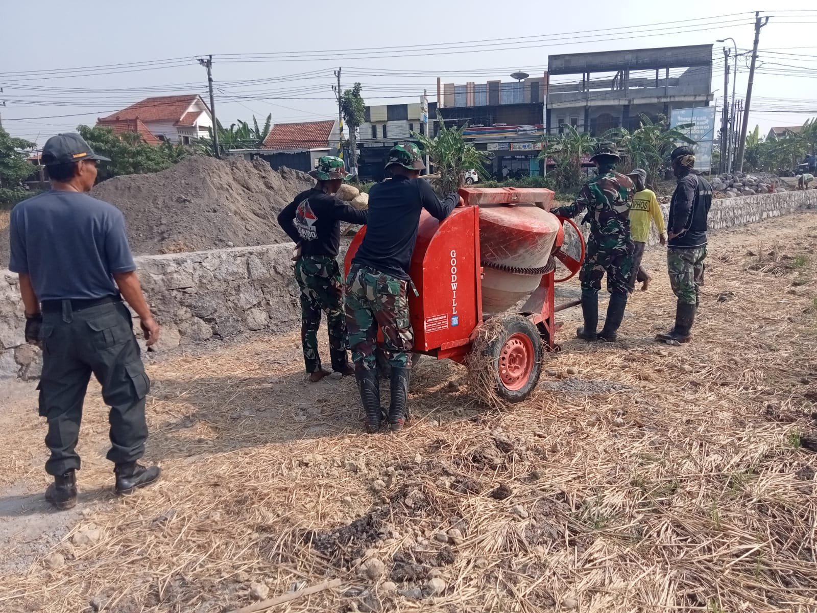 Gerak Satgas TMMD Pindahkan Molen Demi Keberlangsungan Pengerjaan Talud Parangjoro
