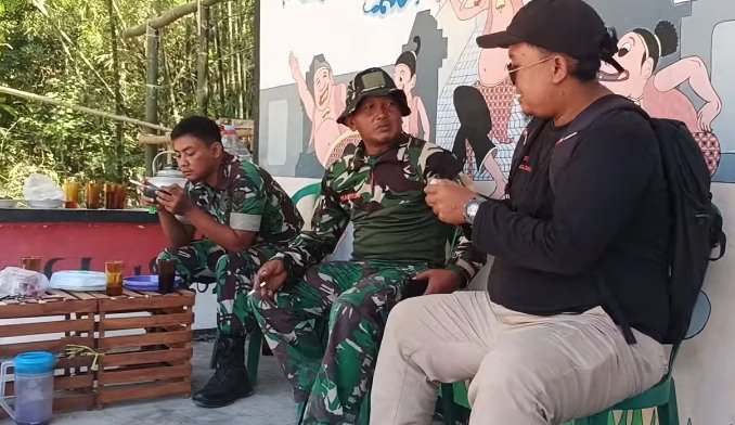 Bincang Ringan Antara Anggota TMMD dan Warga Memperkokoh Gotong Royong di Parangjoro