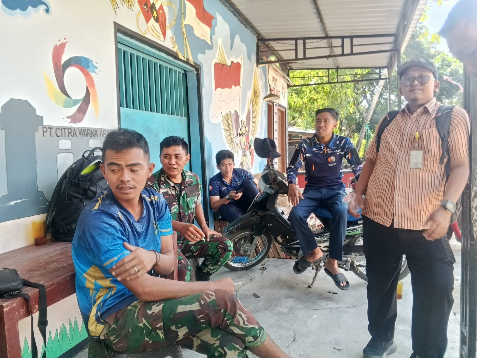 TNI Duduk Bersama Warga Parangjoro: Momen Istirahat yang Diingat Banyak Orang