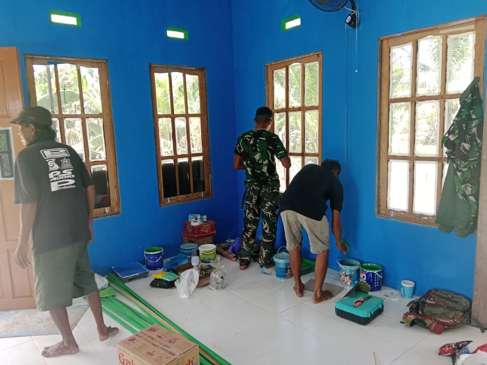 Pengecatan Final Menyempurnakan Rehabilitasi Mushola Darul Istiqomah