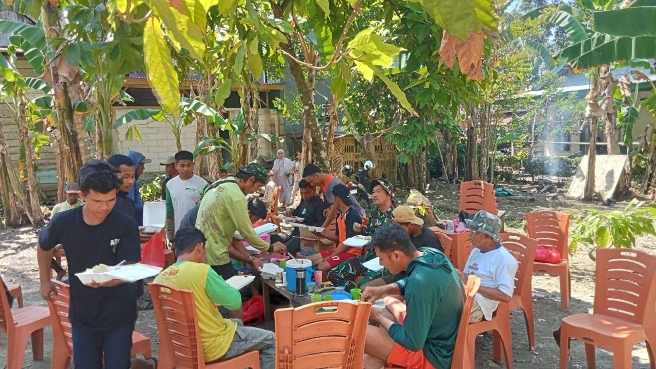 Jeda Kerja di TMMD Ke-129: Makan Siang Bersama Pererat Hubungan Warga dan TNI di Tadang Palie