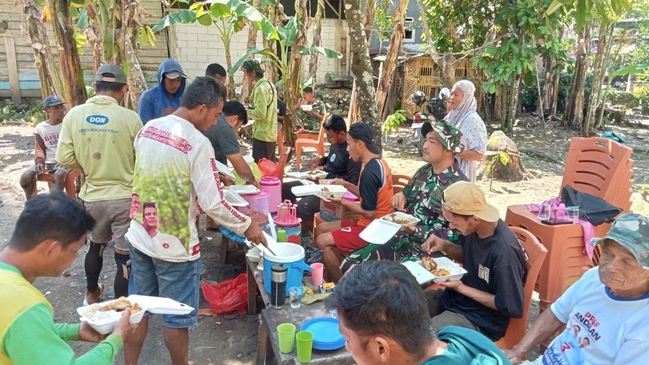 Koptu Agus Nawang dan Satgas TMMD Bangun Keakraban Bersama Warga Tadang Palie