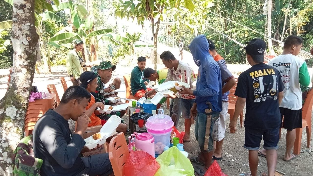 Suasana Hangat Saat Istirahat Pembangunan Jembatan di Tadang Palie