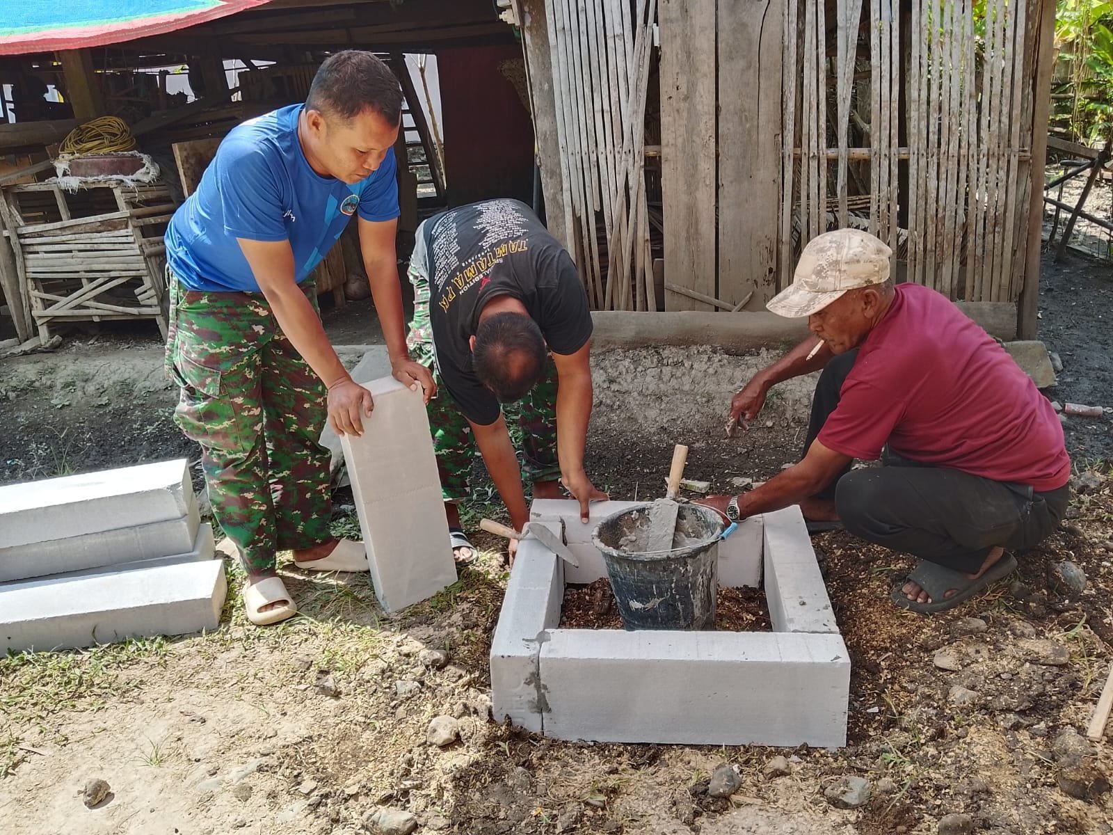 Satgas TMMD Pasang Prasasti di Rumah Ibu Rosnawati Sebagai Tanda Pembangunan Selesai