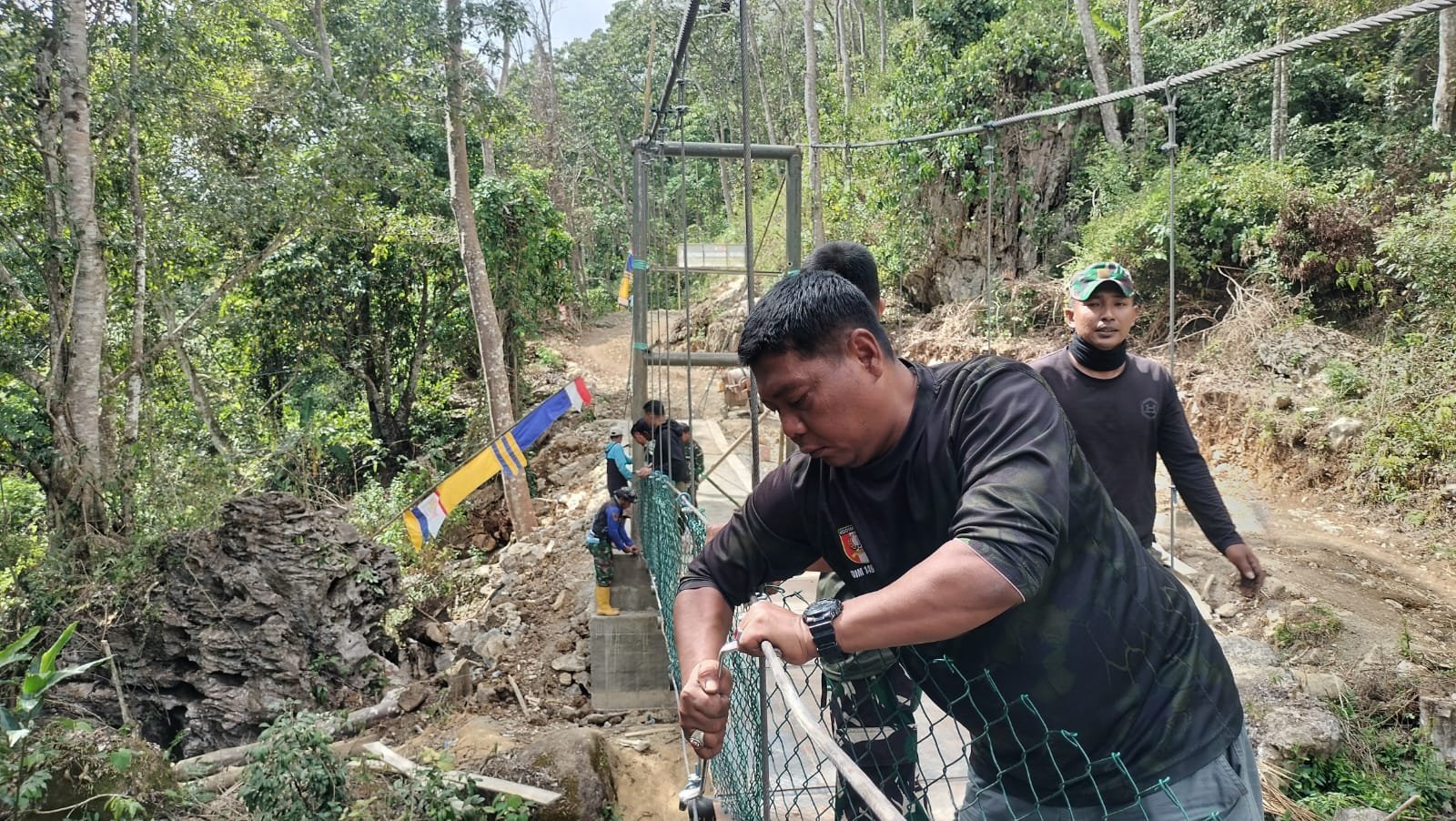 Jembatan Gantung Desa Pattuku Lengkap dengan Ram Pengaman, Satgas TMMD 129 Beri Sentuhan Akhir