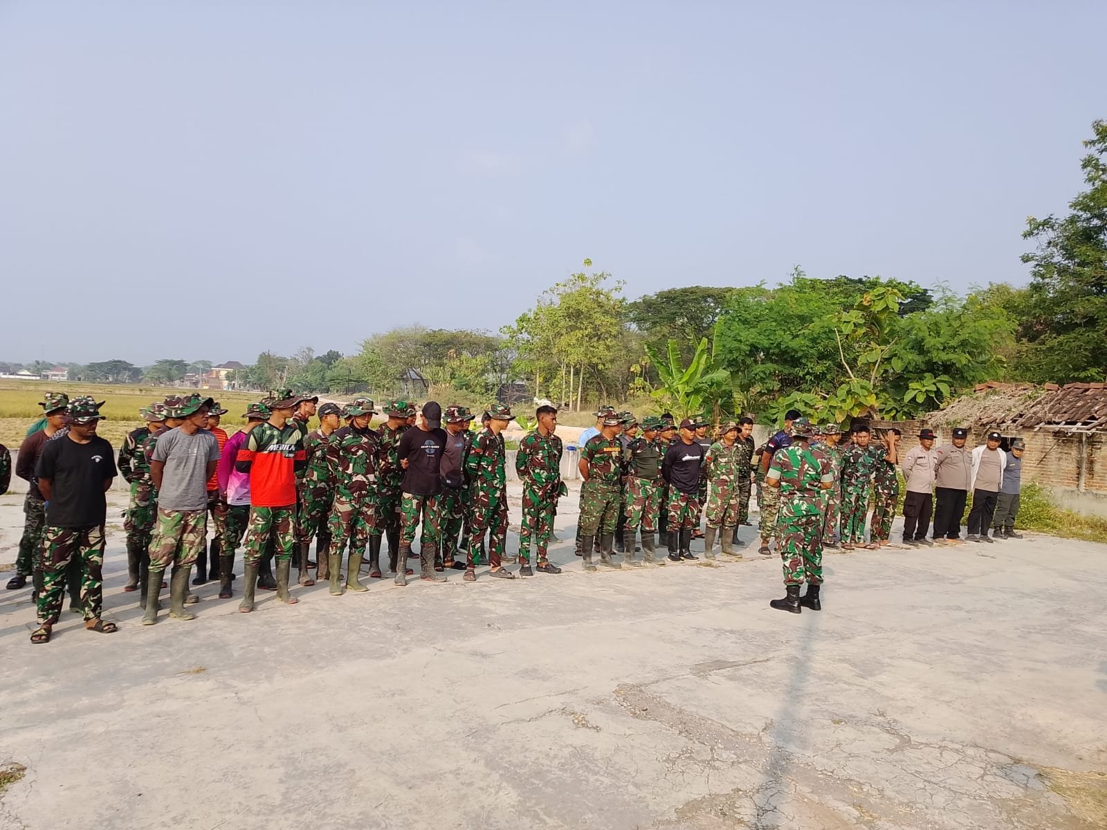 Dari Peluit ke Lokasi, Satgas TMMD Kerjakan Gorong-Gorong dan Rehab Rumah di Parangjoro
