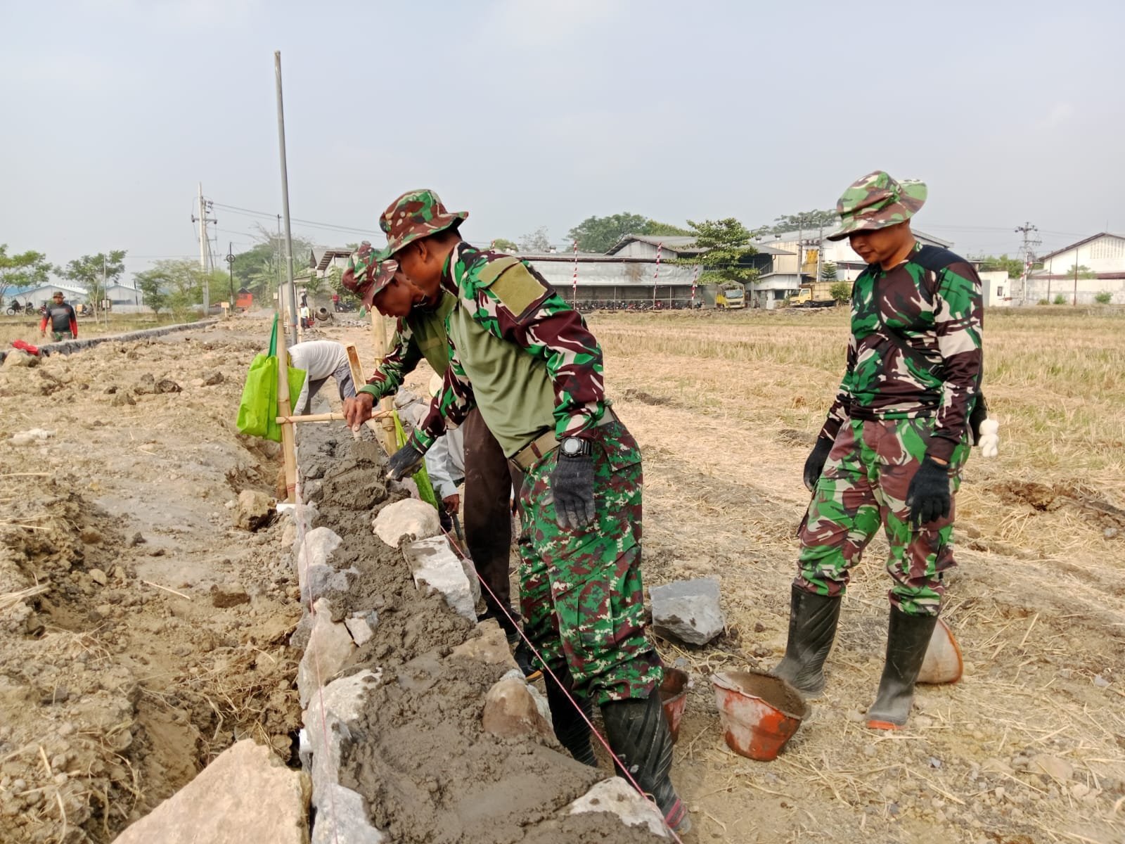 Pengerjaan Sasaran Fisik TMMD ke-129 di Parangjoro Digenjot Lewat Gotong Royong