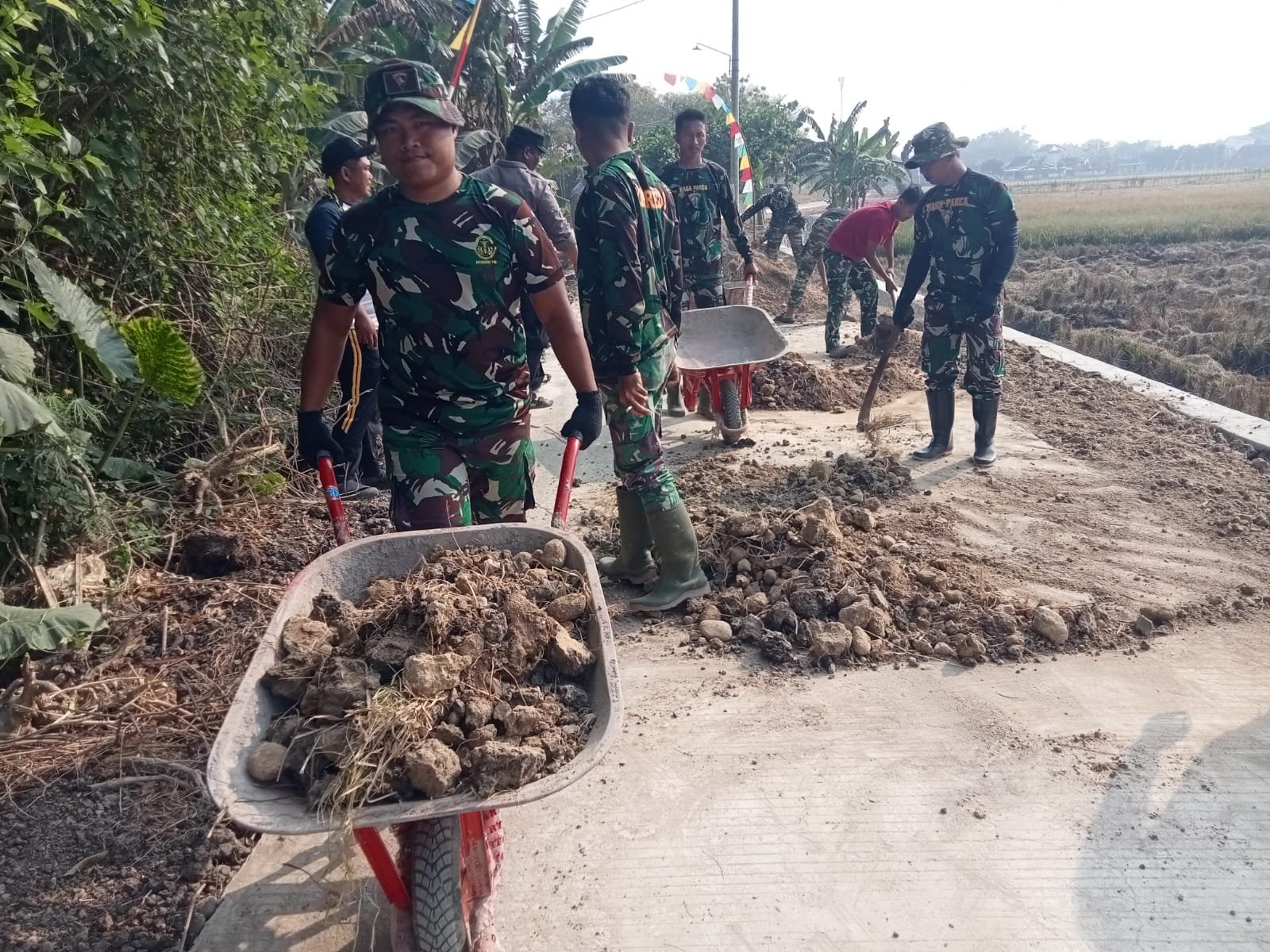 Gotong Royong Antarkan Pembangunan TMMD Parangjoro Tetap Jalan di Tengah Terik