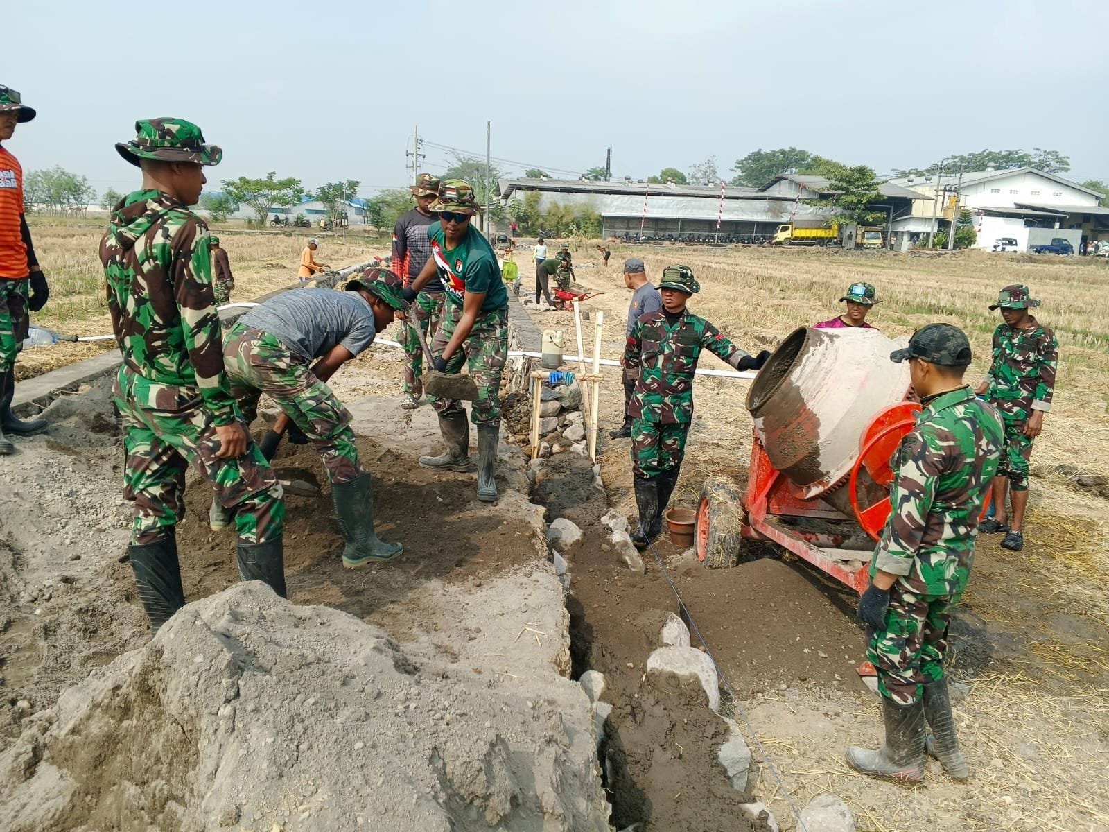 Ritme Pengaduk Beton Percepat Kolaborasi Warga dan Prajurit di Parangjoro