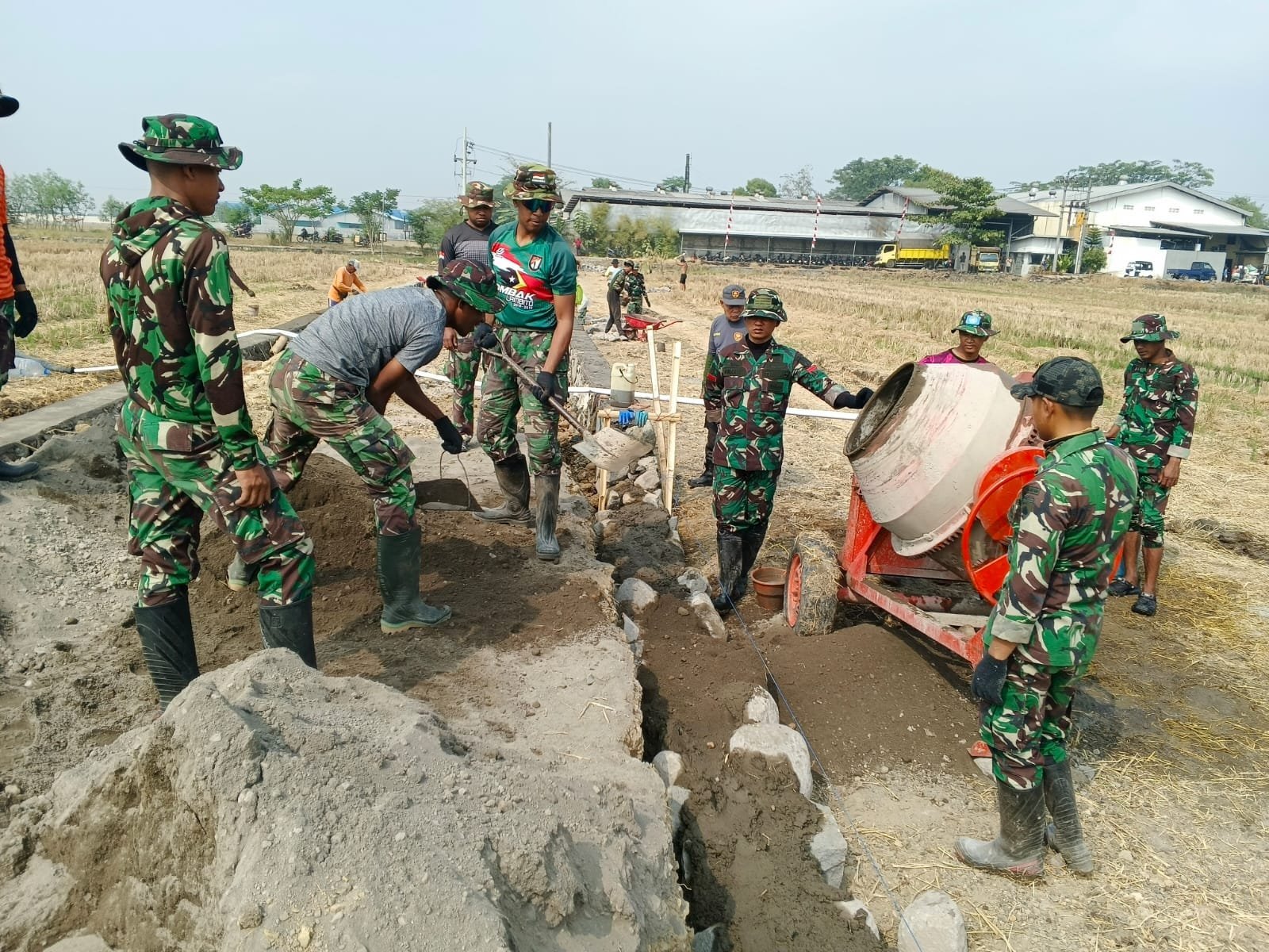 Dengung Molen Mengiringi Pekerjaan dan Kebersamaan di Parangjoro