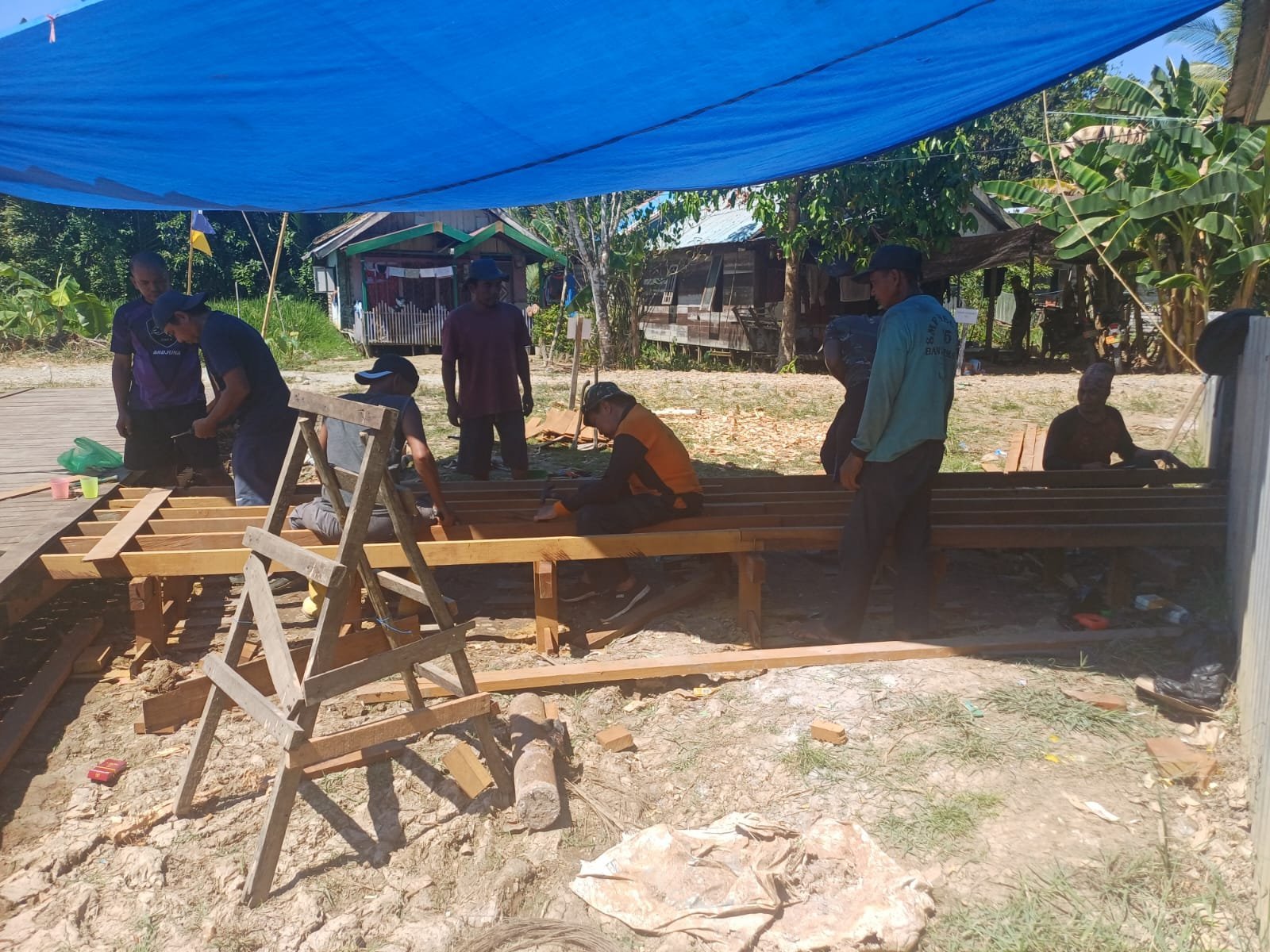 Satgas TMMD dan Warga Rakit Titian Kayu Ulin, Hubungkan TPA dan Mushala di Tamban Bangun