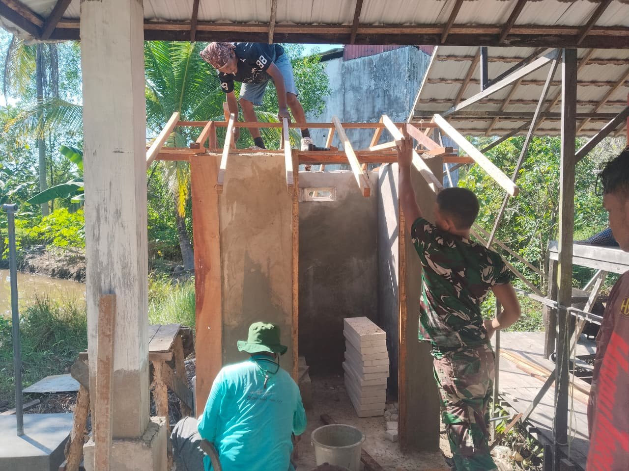 Sasaran MCK TMMD di Tamban Capai 50 Persen untuk Atap dan Closet, Pengawasan Terus Berlanjut