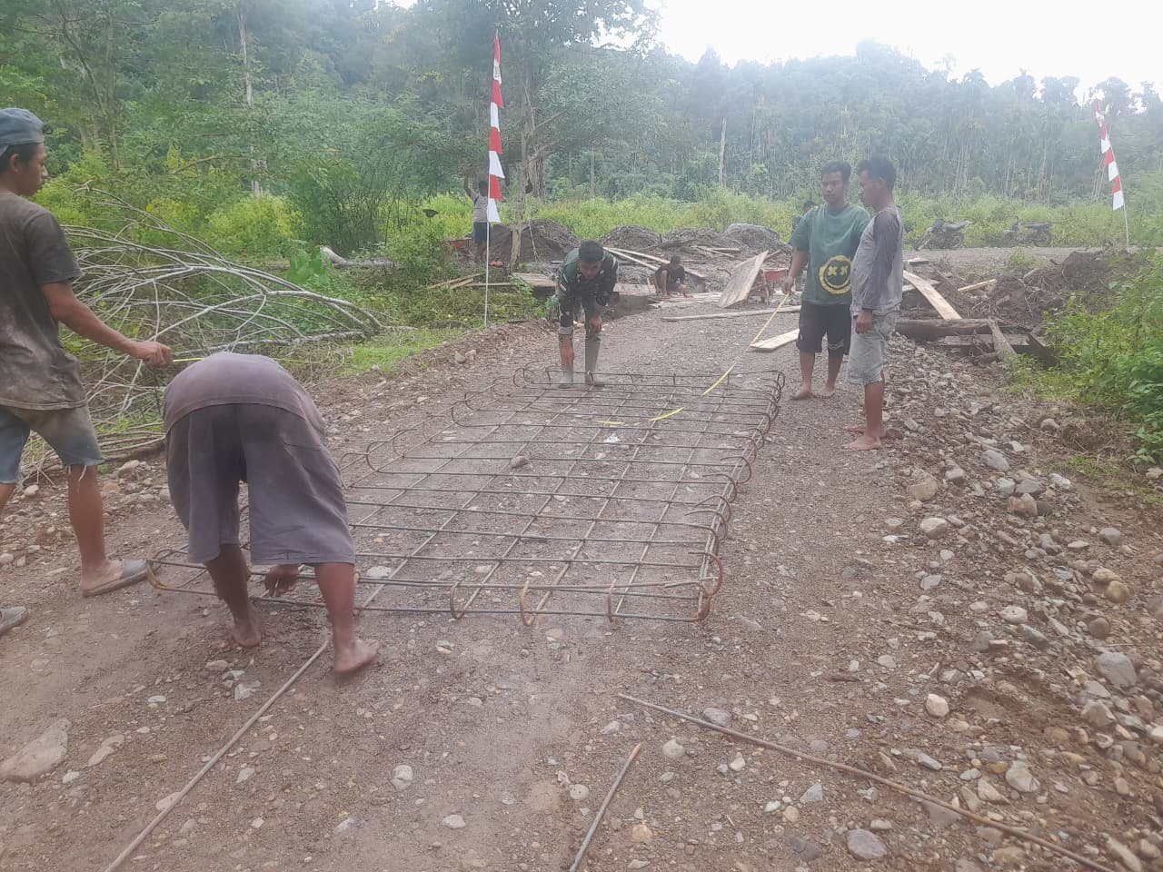 Pengerjaan Bekisting Jembatan Titik 1 di Sarah Raya Dilakukan Satgas TMMD dan Warga
