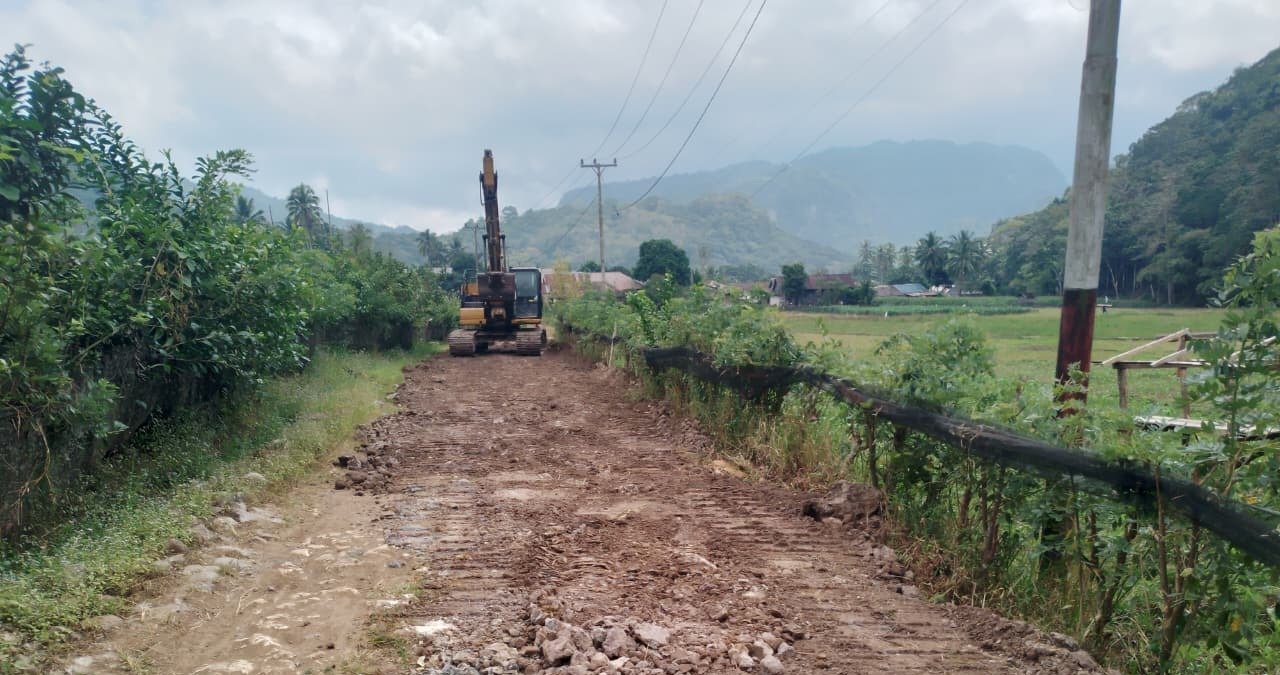 Excavator Digerakkan untuk Bentuk Badan Jalan TMMD di Pattuku