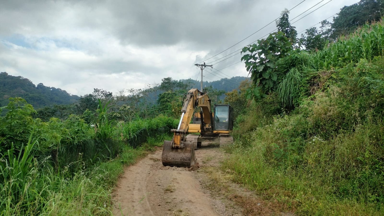 Excavator Jadi Andalan Buka Akses Jalan di Pattuku pada TMMD ke-129